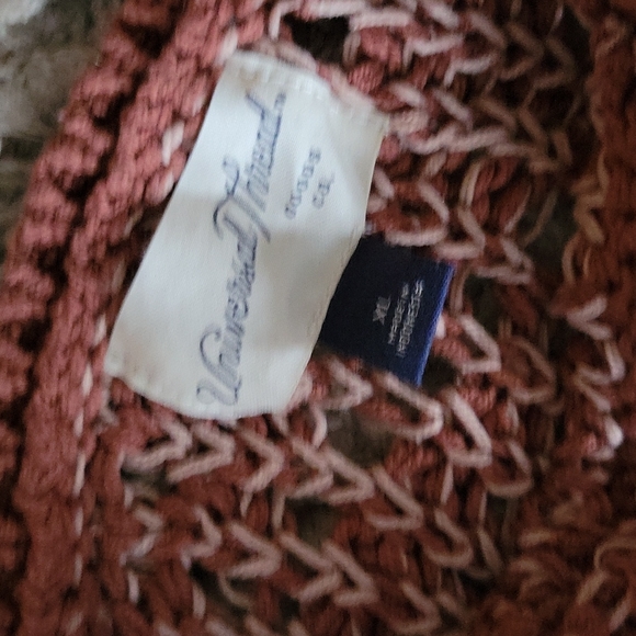 Universal Threads sweater - Picture 2 of 3